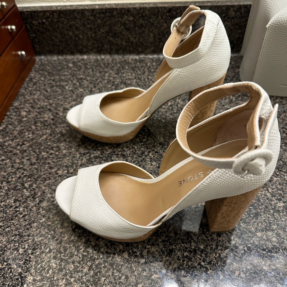 Elegant White Platform Heels - Picture 4 of 7